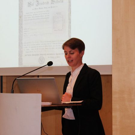 Linda Stieffenhofer von Neumann & Kamp bei Ihrem Vortrag zur Geschichte der Bundesdruckerei.